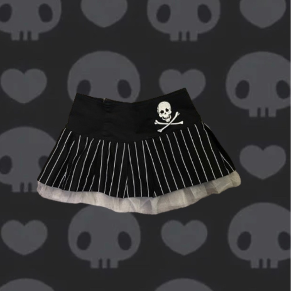 SKULL PINSTRIPE EMO PLEATED MINI SKIRT Y2K BLACK & WHITE MALLGOTH